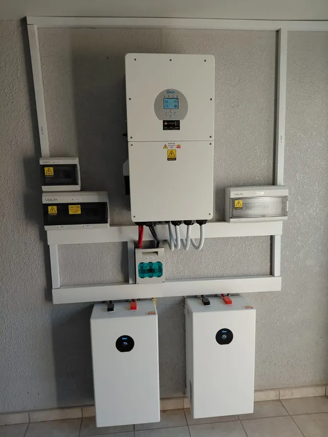 Residential Installation: A wall-mounted Deye inverter with Volta distribution boards and twin Deye battery units on a light-grey feature wall.