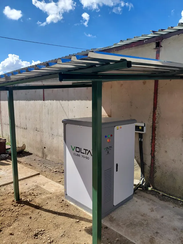 Slangfontein: An outdoor Volta Cube 70-50 industrial energy storage unit installed under a sheltered structure.