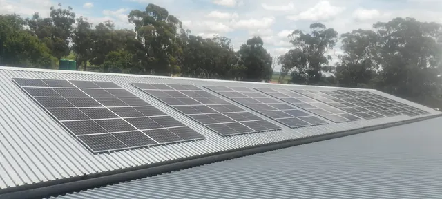 Slangfontein: A large solar PV array mounted across a corrugated metal farm roof.